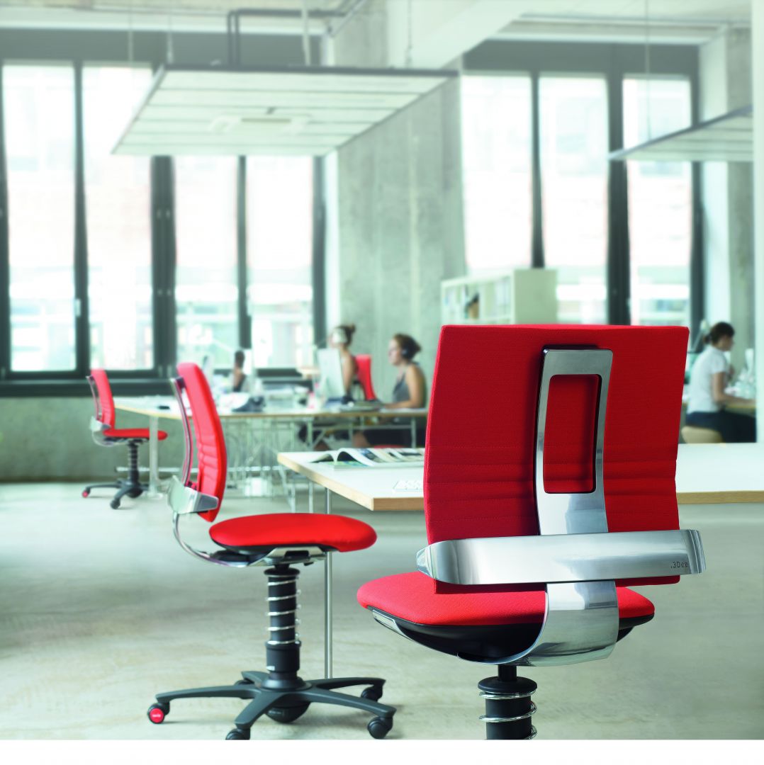 Fotel 3 DEE marki Aeris. Opatentowana technologia 3D umożliwia wykonywanie naturalnych ruchów w trzech wymiarach. Sprytnie dopasowuje się do postawy siedzącego, zwiększając komfort użytkowania. Fot. Dado Design