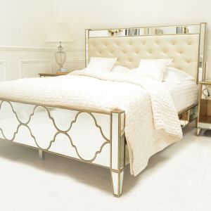 Białe, klasyczne łoże Audrey Venetian wyróżnia się tapicerowanym zagłówkiem. Sweetpea and Willow 