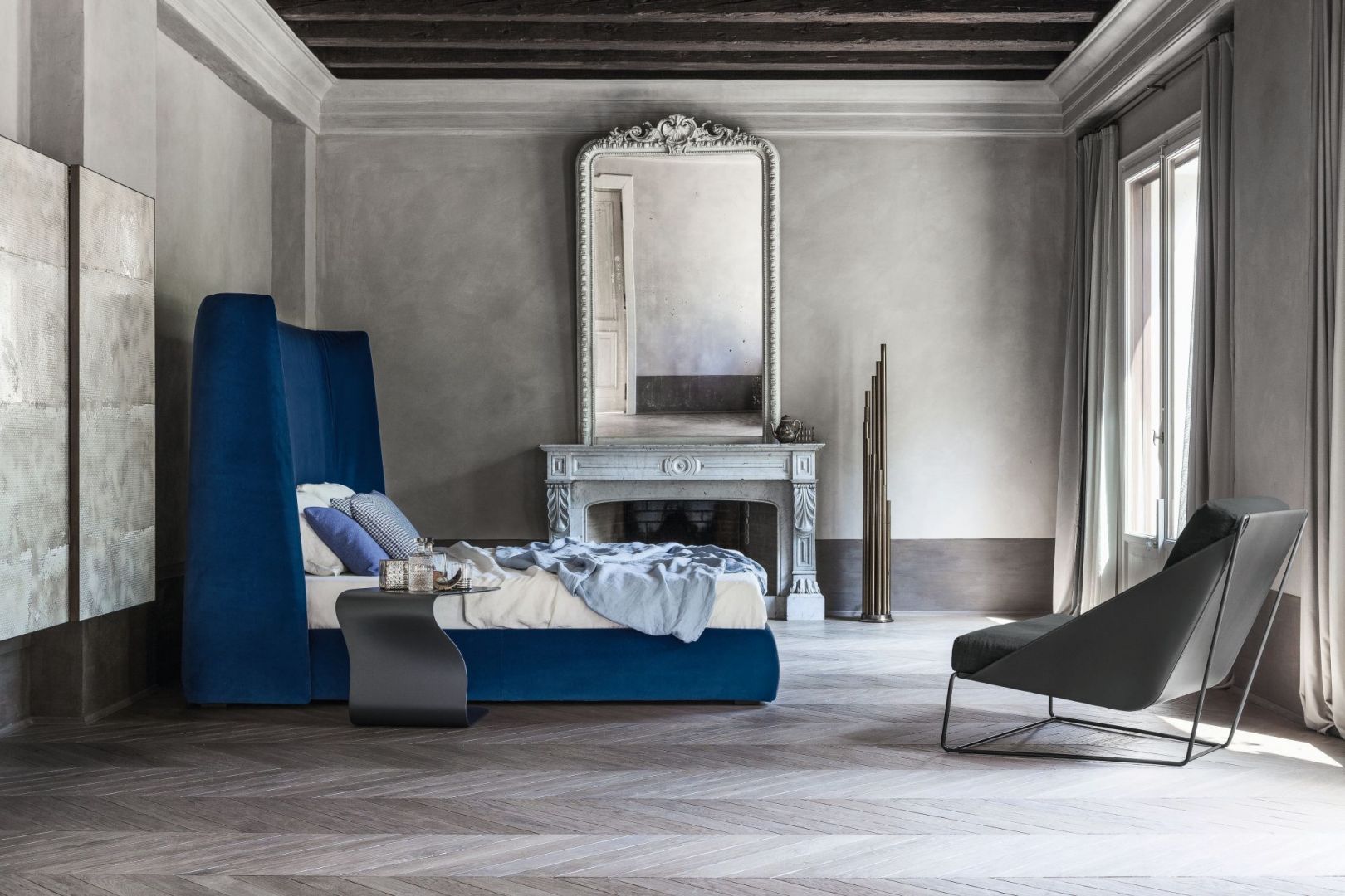Piękne, niebieskie łóżko z bardzo wysokim oparciem jest w całości tapicerowane materiałem. Fot. Go Modern Furniture 