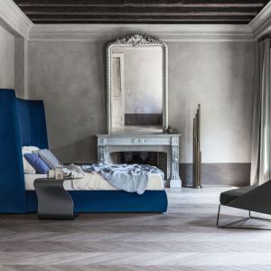 Piękne, niebieskie łóżko z bardzo wysokim oparciem jest w całości tapicerowane materiałem. Fot. Go Modern Furniture 