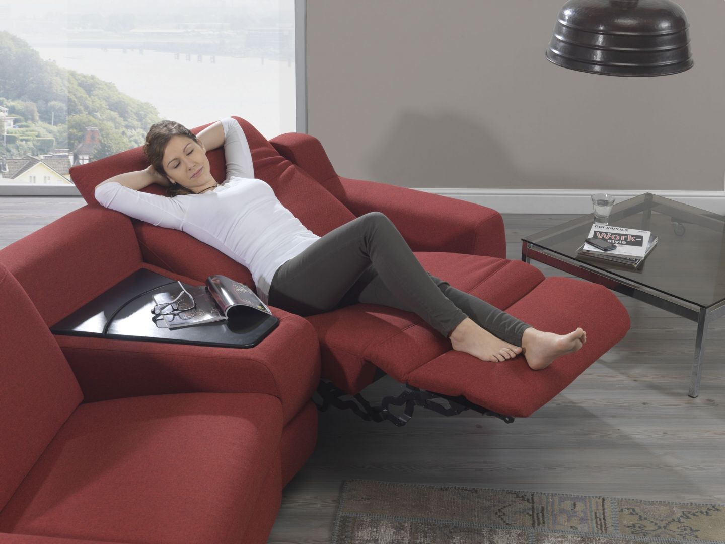 Sofy z funkcją relaksu mogą zastąpić dodatkowy fotel w salonie. Dzięki temu zaoszczędzimy miejsce, a podczas oglądania telewizji będziemy mogli się wygodnie rozsiąść. Fot. Ada