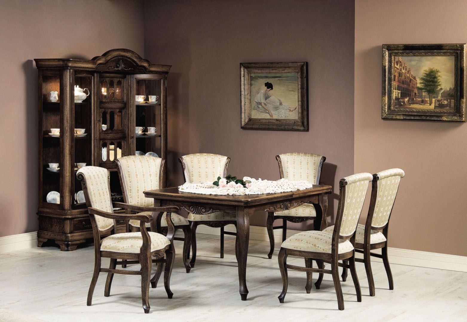 Kolekcja Marjani to gustowne stoły, krzesła, barki i kredensy, które świetnie sprawdzą się w dużej, stylizowanej na starą jadalni. Fot. Jafra