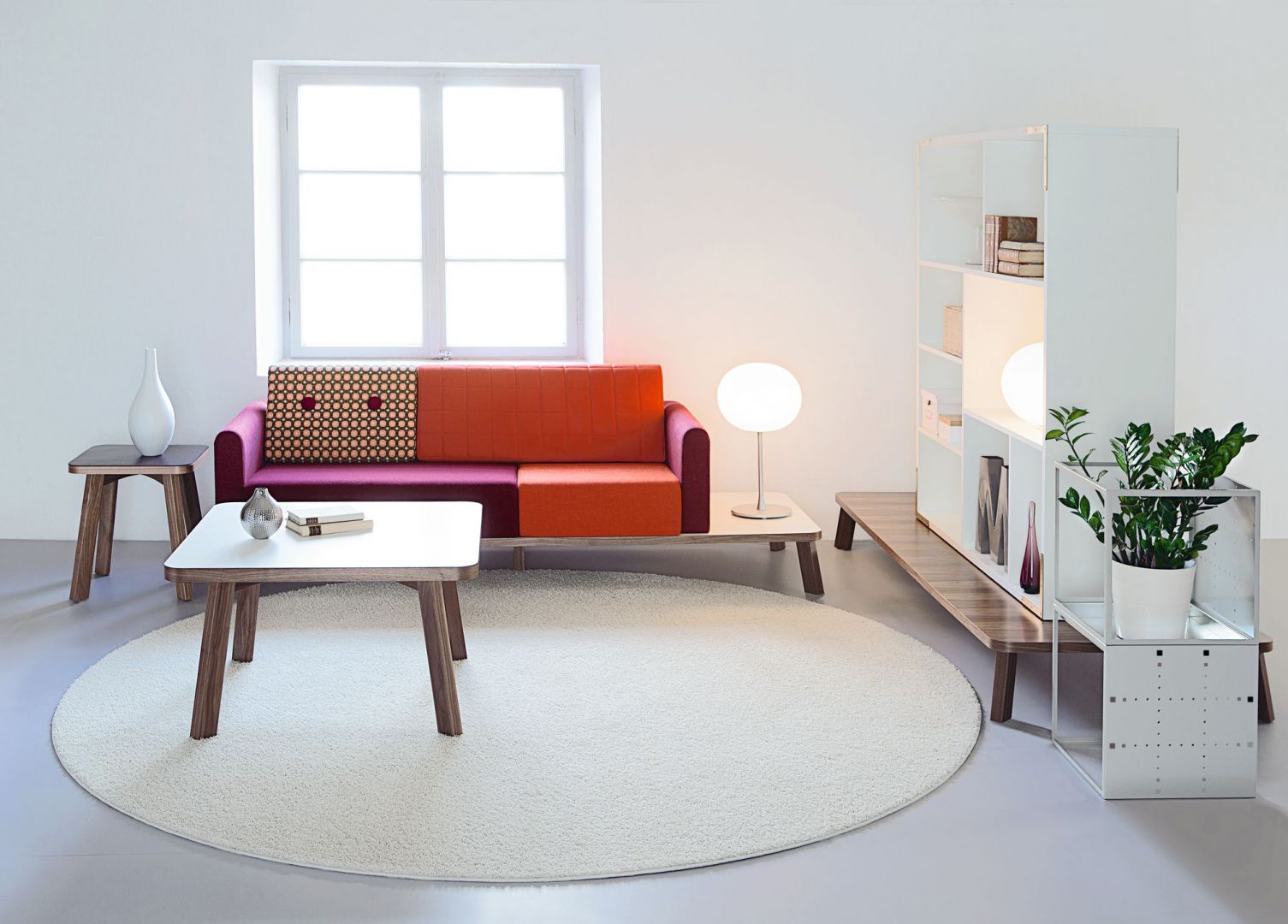 Sofa Couture to minimalistyczny design, który zachwyca funkcjonalnością. Półka kompatybilna z siedziskiem może być alternatywą dla stolika kawowego. Sofa ujmuje także wspaniałym zostawieniem kolorów tapicerki. Fot. Materia