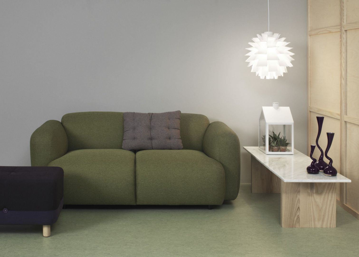 Sofa Swell ma opływowe, nieco pulchne kształty dzięki czemu zapewnia maksymalną wygodę. Fot. Normann Copenhagen