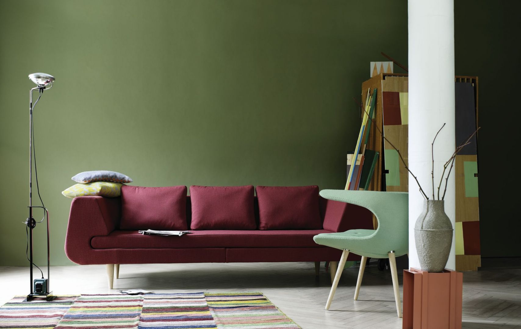 Sofa Mirage łączy w sobie minimalistyczną formę i wyjątkową wygodę. Ciekawym elementem jest cienkie siedzisko, które zostało wsunięte w podłokietnik. Miękkie poduszki oparciowe zapewniają doskonały komfort. Fot. Stouby