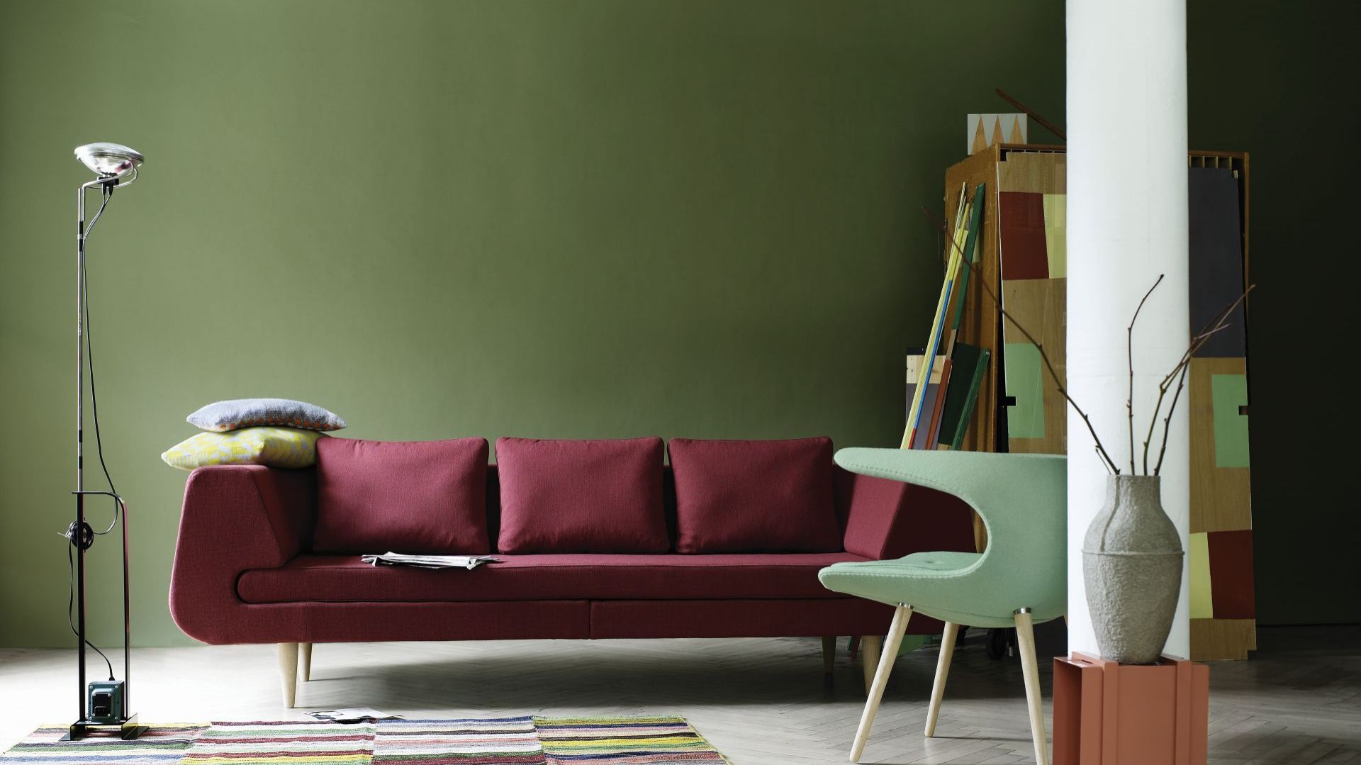 Sofa Mirage łączy w sobie minimalistyczną formę i wyjątkową wygodę. Ciekawym elementem jest cienkie siedzisko, które zostało wsunięte w podłokietnik. Miękkie poduszki oparciowe zapewniają doskonały komfort. Fot. Stouby