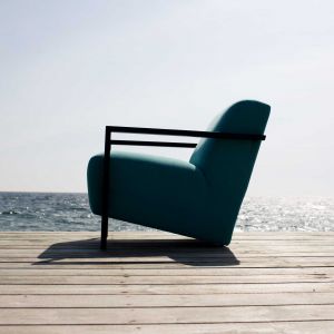 Fotel Allan zainspirowany wzornictwem lat 60-tych. Lekki w formie stelaż fotela oraz podłokietniki ciekawie kontrastują z masywną formą siedziska. Fot. Sits