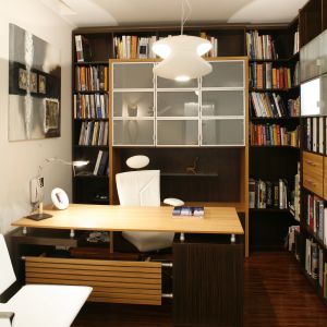 Aranżując biuro w domu warto zaplanować półki i schowki, które pomieszczą wszystkie  niezbędne dokumenty. Projekt: Agnieszka Hajdas-Obajtek Fot. Bartosz Jarosz 