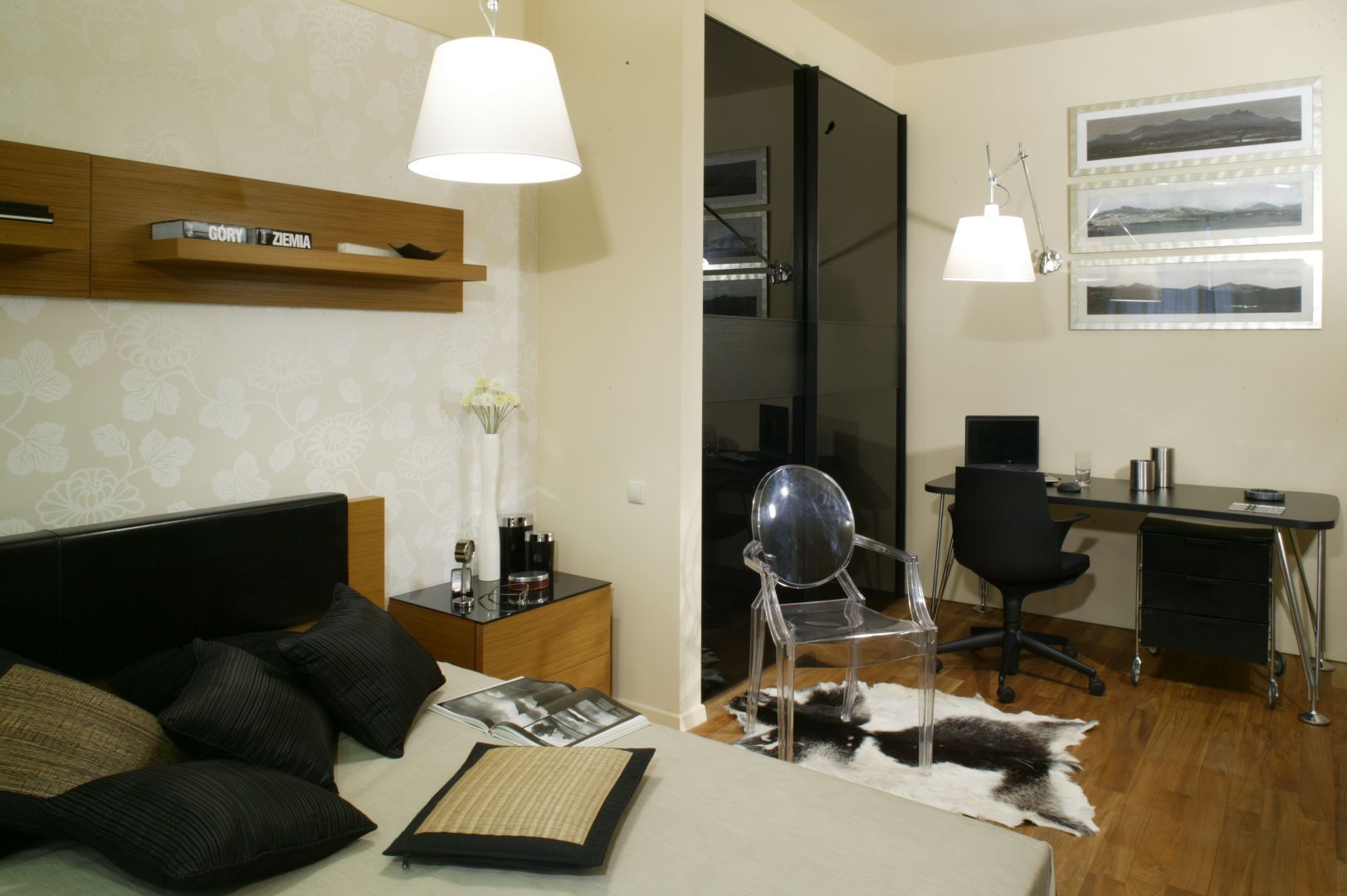 Miejsce na niewielkie biurko można wyodrębnić w sypialni. Projekt: Barbara Grymuza, właścicielka Fot. Monika Filipiuk-Obałek 