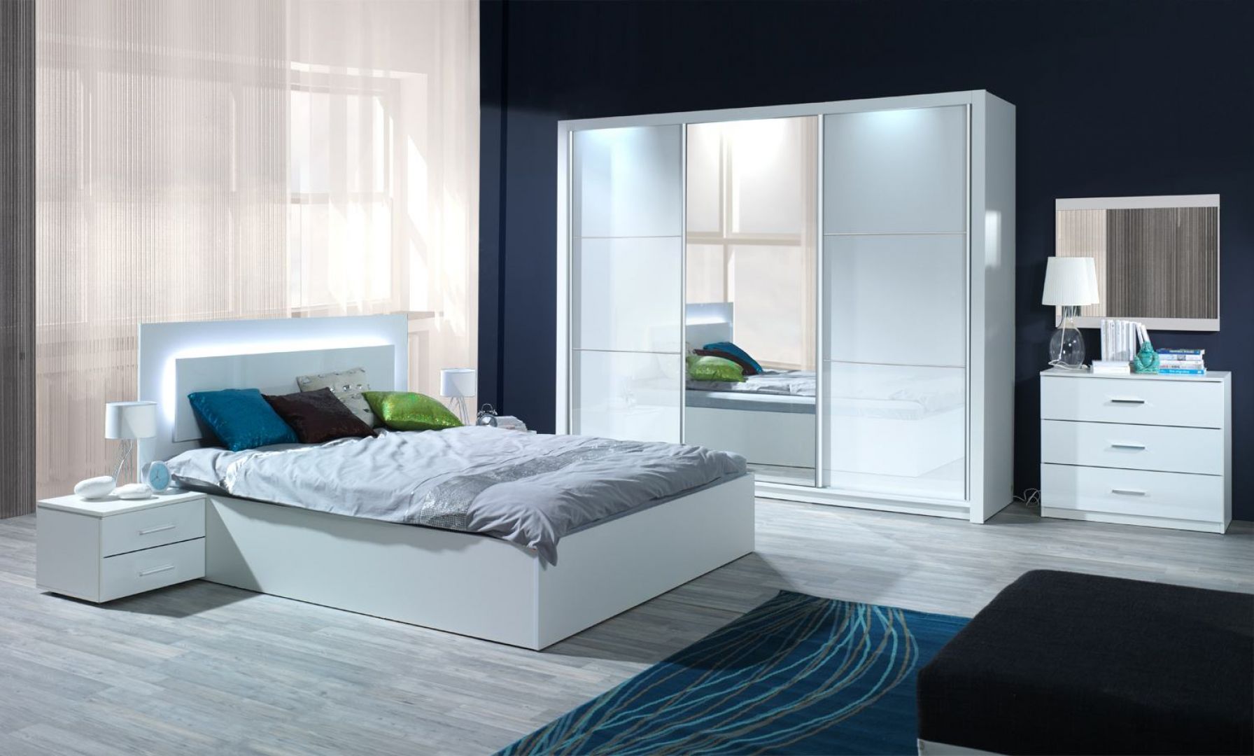 Sypialnia Siena w kolorze białym na wysoki połysk. Oparcie łóżka wyposażone jest w efektowny system oświetlania. Fot. Agata Meble 