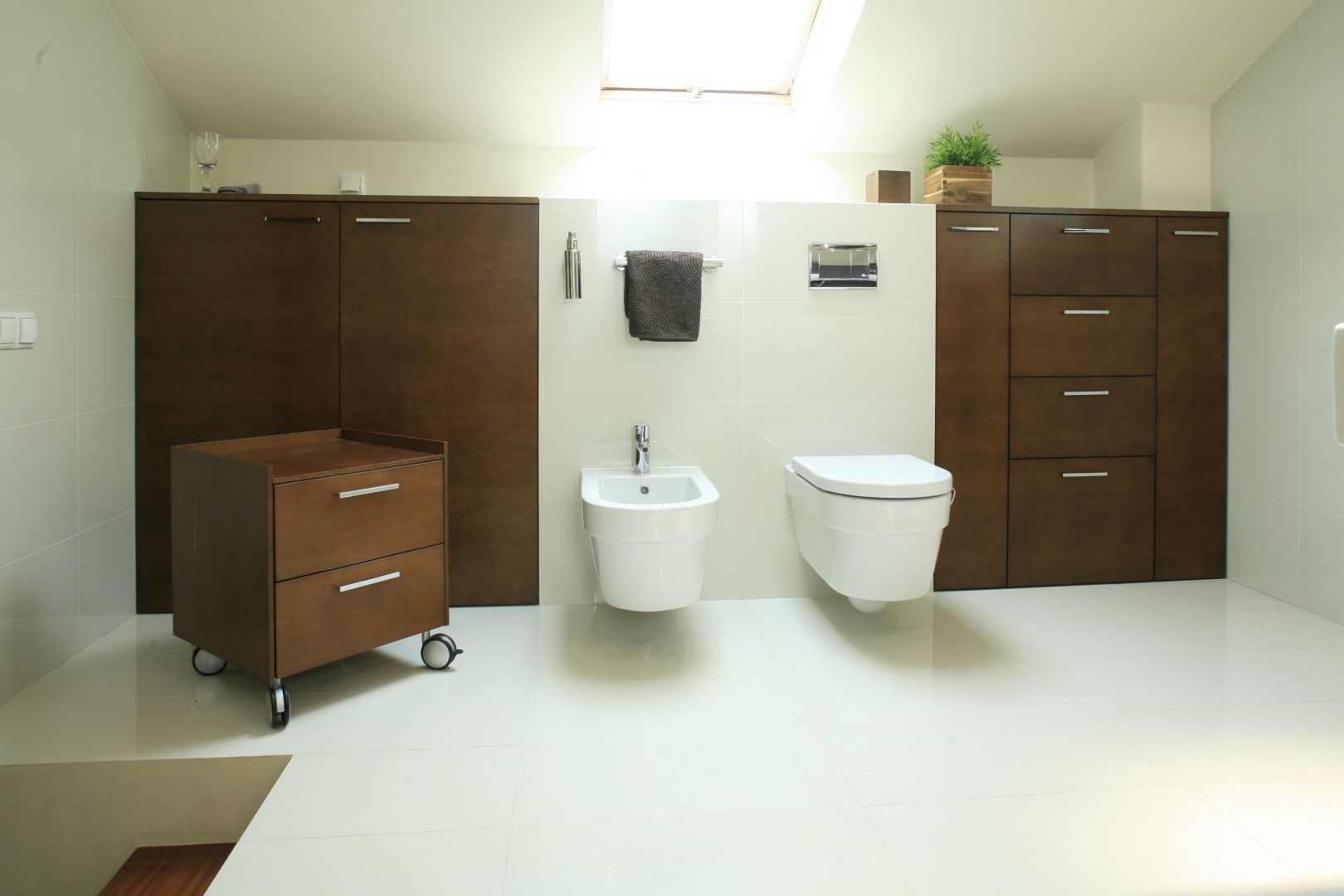 W nowoczesnej łazience świetnie sprawdzą się meble mobilne, które można łatwo przesunąć. Projekt: Aleksandra Wołczyk Fot. Bartosz Jarosz 