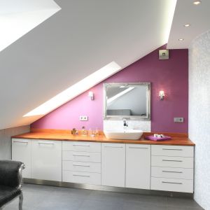 W nowoczesnych łazienkach najlepiej sprawdzą się meble proste w formie, których uroda polega na proporcjach i zastosowanych materiałach. Projekt: Dominika Grabowska Fot. Bartosz Jarosz 