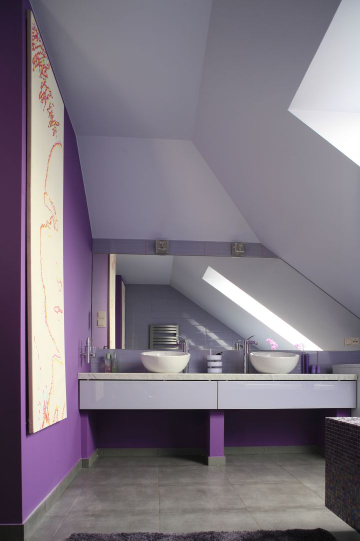 Szare szafki podumywalkowe pięknie korespondują ze ścianą w fioletowym kolorze. Projekt: Dominik Respondek Fot. Bartosz Jarosz 