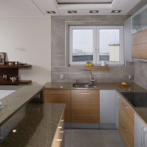 Barek zamiast ściany to także dodatkowa przestrzeń do pracy w kuchni. Projekt: Marzena Poklikajew Fot. Bartosz Jarosz 