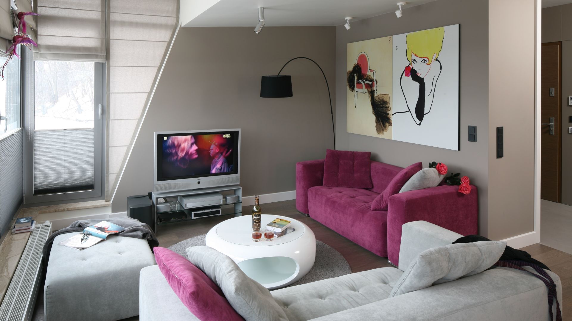 Jak zaaranżować salon z kolorową sofą - zobacz inspiracje!