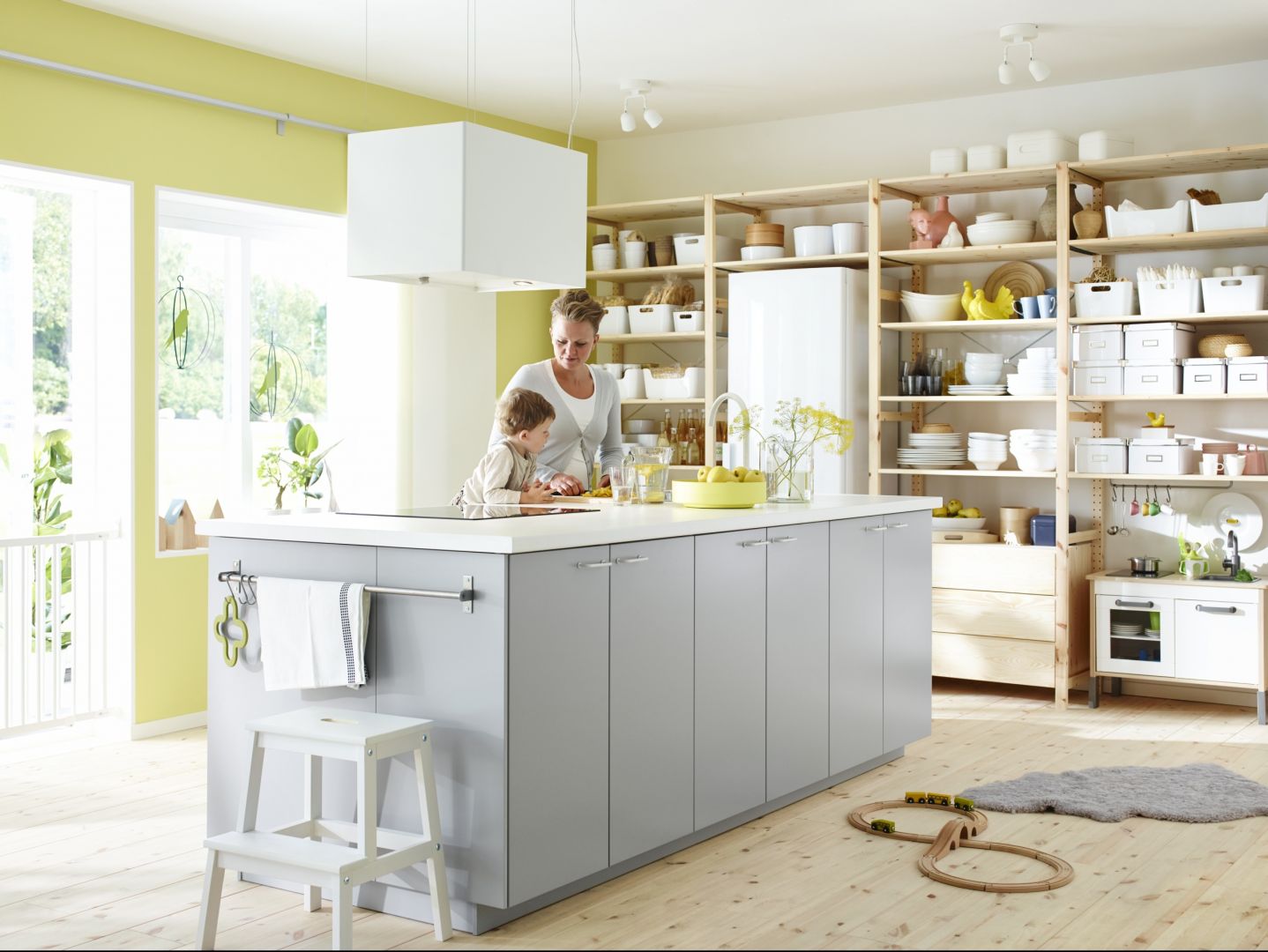 Szarości są obecnie bardzo modne. Aby przestrzeń kuchni była jasna i słoneczna, warto wybrać srebrzysty odcień szarości. Na zdjęciu kuchnia Metod. Fot. IKEA