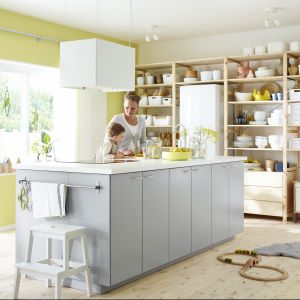 Szarości są obecnie bardzo modne. Aby przestrzeń kuchni była jasna i słoneczna, warto wybrać srebrzysty odcień szarości. Na zdjęciu kuchnia Metod. Fot. IKEA