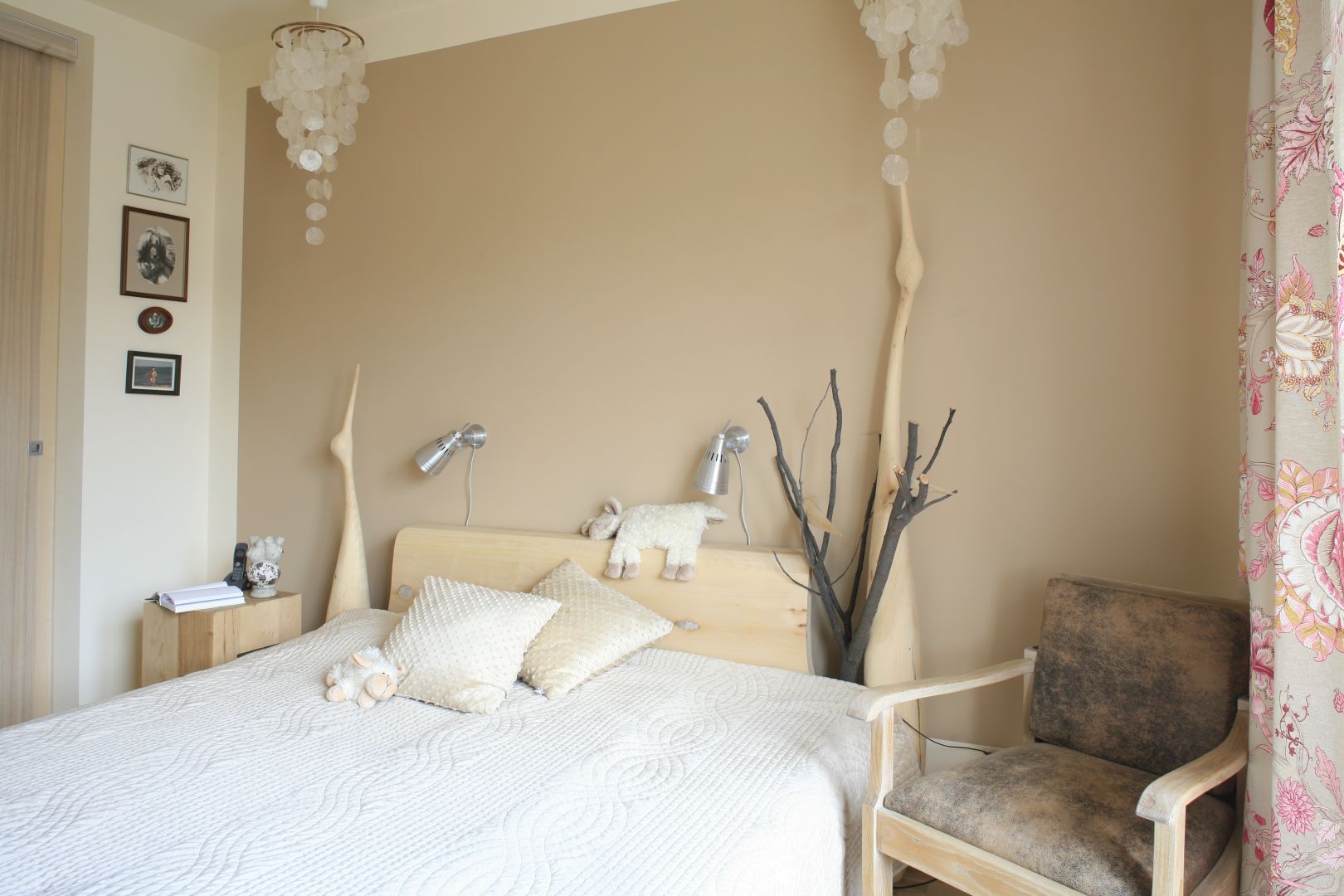 Sypialnia w bieli i beżu. Drewniane łoże wpisuję się w tą aranżację znakomicie. Projekt: Marta Kruk Fot. Bartosz Jarosz