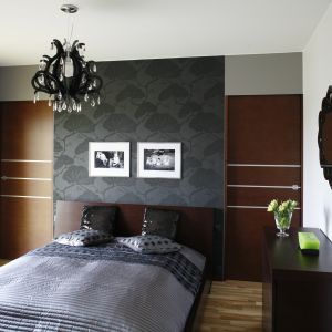 Dekoracyjna, przestrzenna tapeta umieszczona nad łóżkiem wizualnie powiększa przestrzeń tej niewielkiej sypialni. Projekt: Anna Gruner Fot. Bartosz Jarosz 