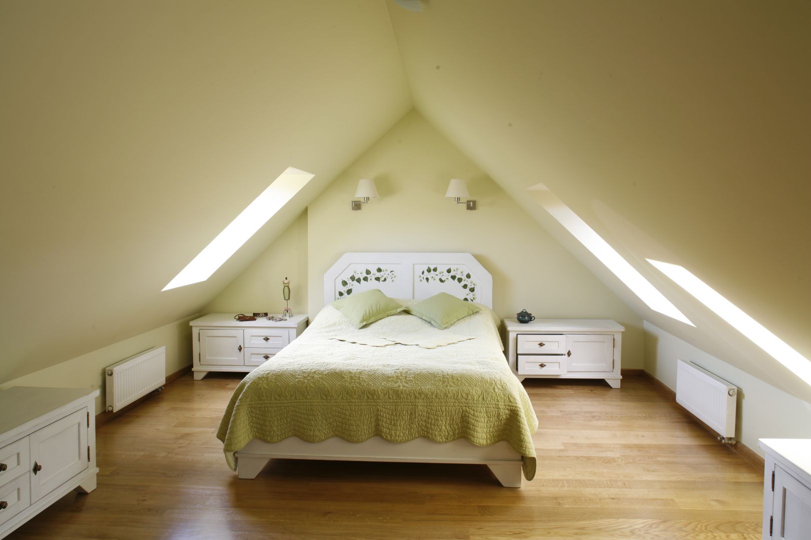 Jasna sypialnia na poddaszu, zaaranżowana w klasycznym stylu. Uwagę przyciąga dekoracyjny zagłówek łóżka. Projekt: Agnieszka Kubasik Fot. Bartosz Jarosz 
