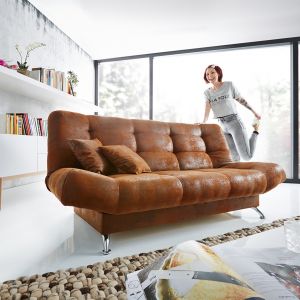 Trzyosobowa sofa w oryginalnym, wyrazistym obiciem tapicerskim, z wysokim oparciem - to najlepsza propozycja do modnego salonu. Fot. Delife