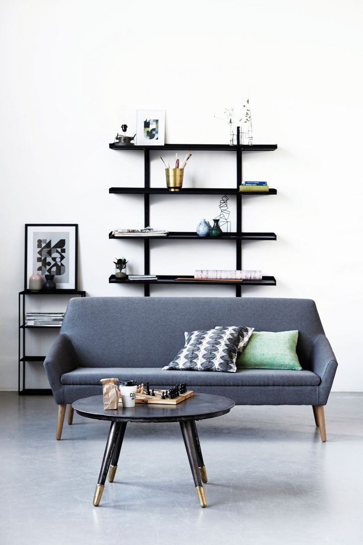 Sofy na drewnianych, smukłych nogach idealnie dopasowują się zarówno do minimalistycznej stylistyki wnętrza, jak też salonu utrzymanego w klimacie klasycznym. Fot. Les Esthètes