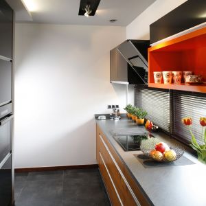 Otwarte półki w soczystym pomarańczowym kolorze dodadzą wnętrzu energii i podkreślą oryginalnt styl aranżacji. Projekt: Anna Gruner Fot. Bartosz Jarosz 