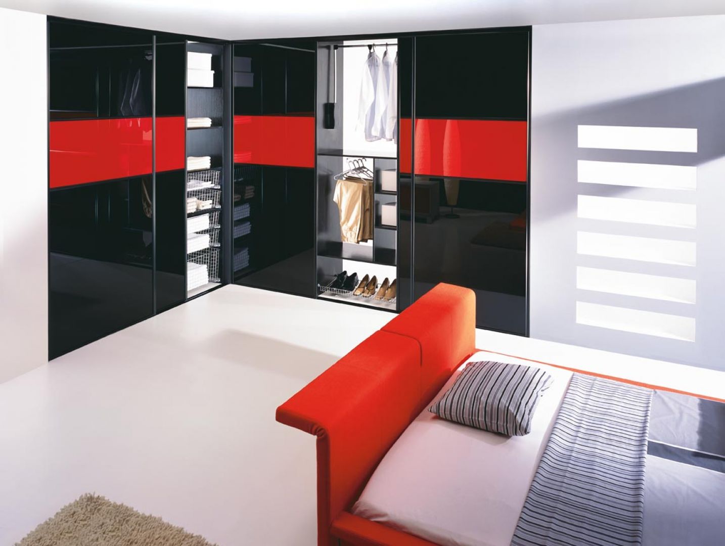 Połyskujące, czarne drzwi wprowadzą do wnętrza sypialni elegancki i gustowny klimat. Fot. Komandor 