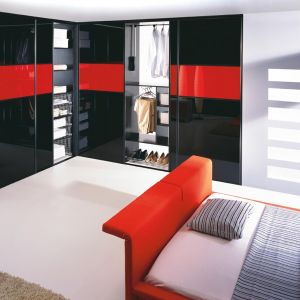 Połyskujące, czarne drzwi wprowadzą do wnętrza sypialni elegancki i gustowny klimat. Fot. Komandor 