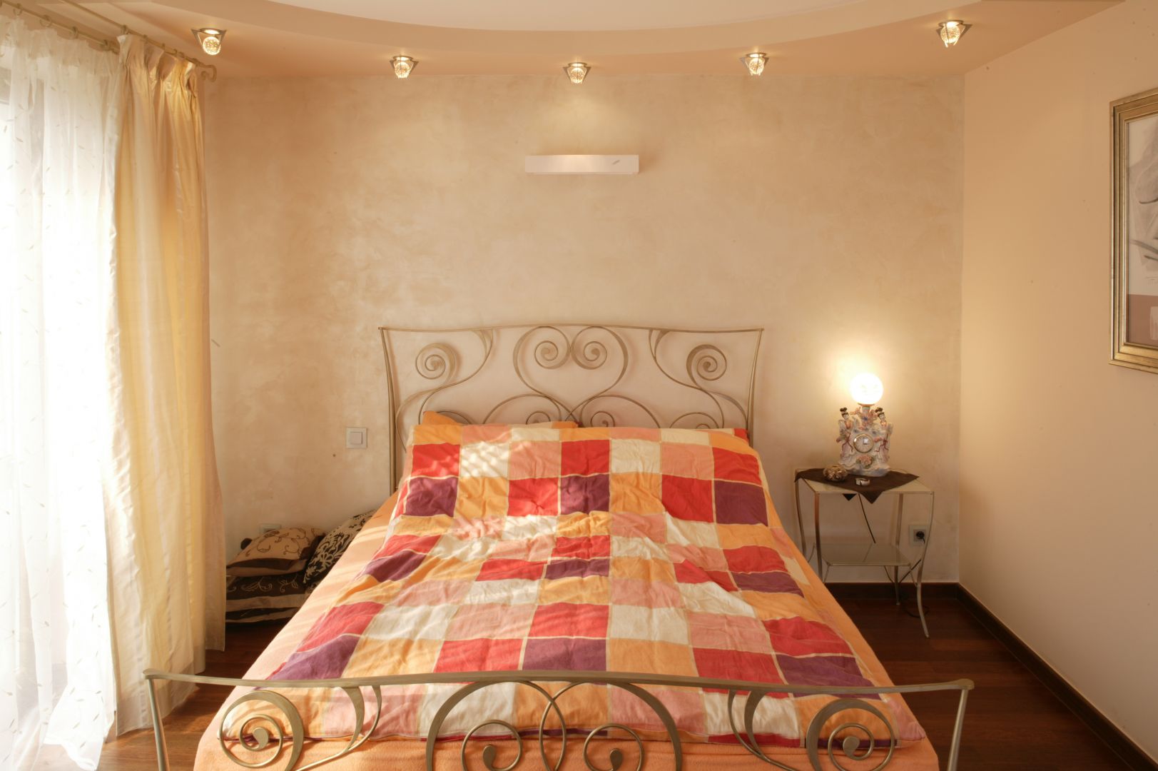 Łóżko z metalową ramą nadaje tej sypialni stylu i elegancji. Projekt: Kinga Śliwa Fot. Bartosz Jarosz 