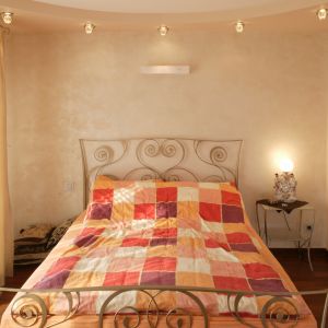 Łóżko z metalową ramą nadaje tej sypialni stylu i elegancji. Projekt: Kinga Śliwa. Fot. Bartosz Jarosz 