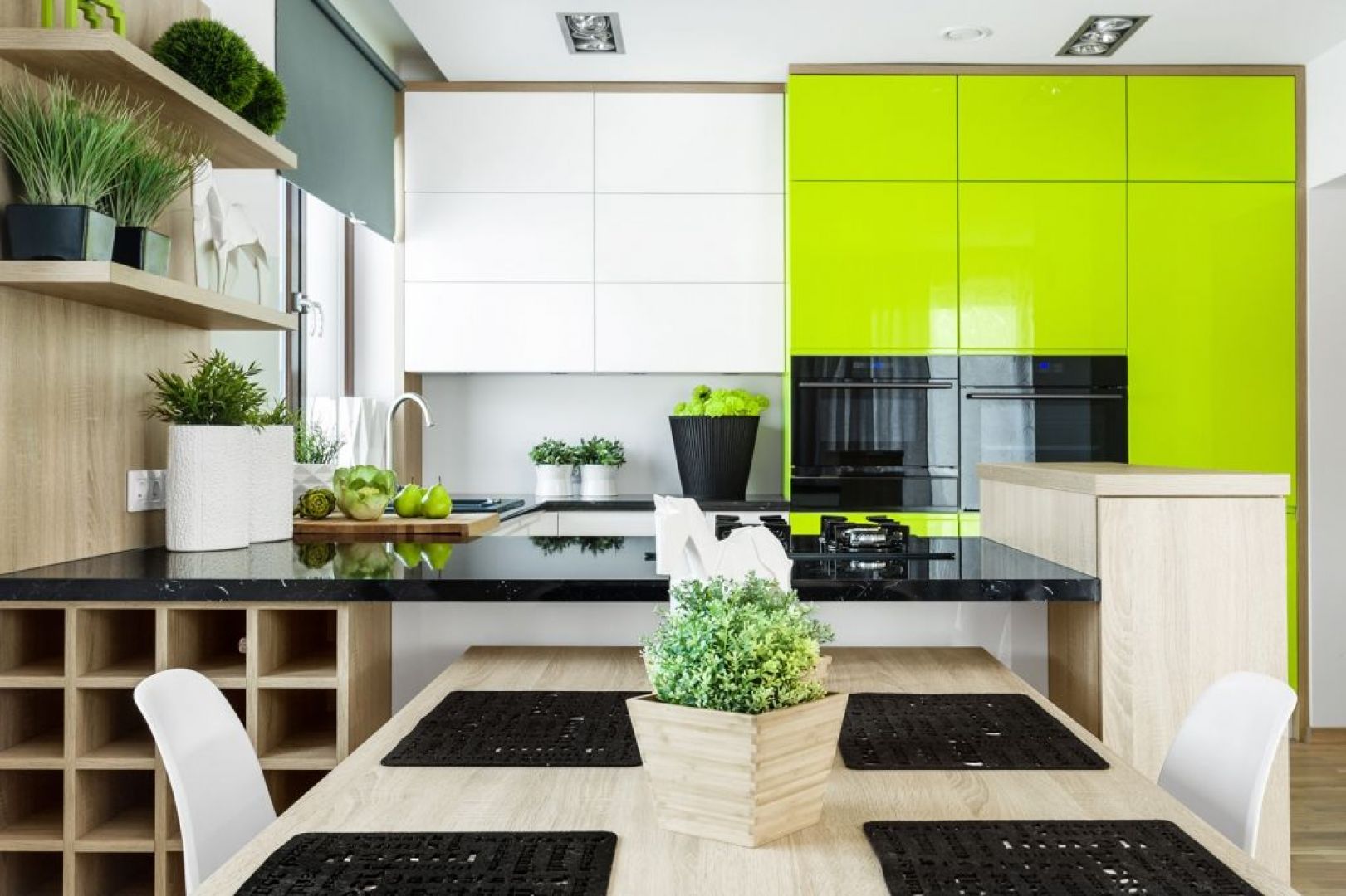 Duża powierzchnia frontu szafy kuchennej może być idealnym miejscem do zaprezentowania na niej mocnego koloru. Fot. Vigo Meble