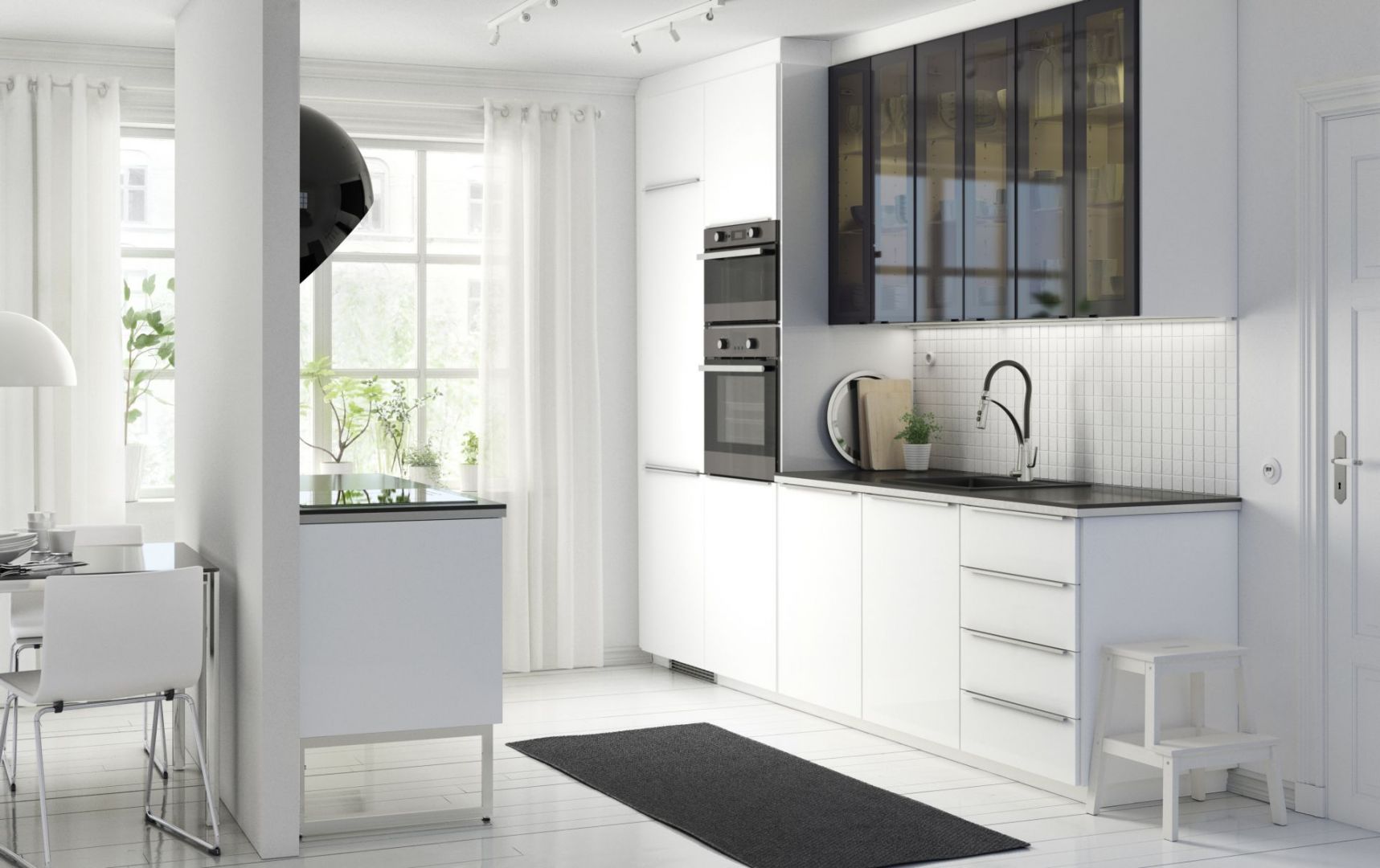 W małej kuchni doskonale sprawdzają się jasne kolory i duża ilość przeszkleń. To sprawia, że kuchnia wydaje się optycznie większa. Fot. IKEA