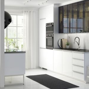 W małej kuchni doskonale sprawdzają się jasne kolory i czerń w formie przeszkleń. Fot. IKEA