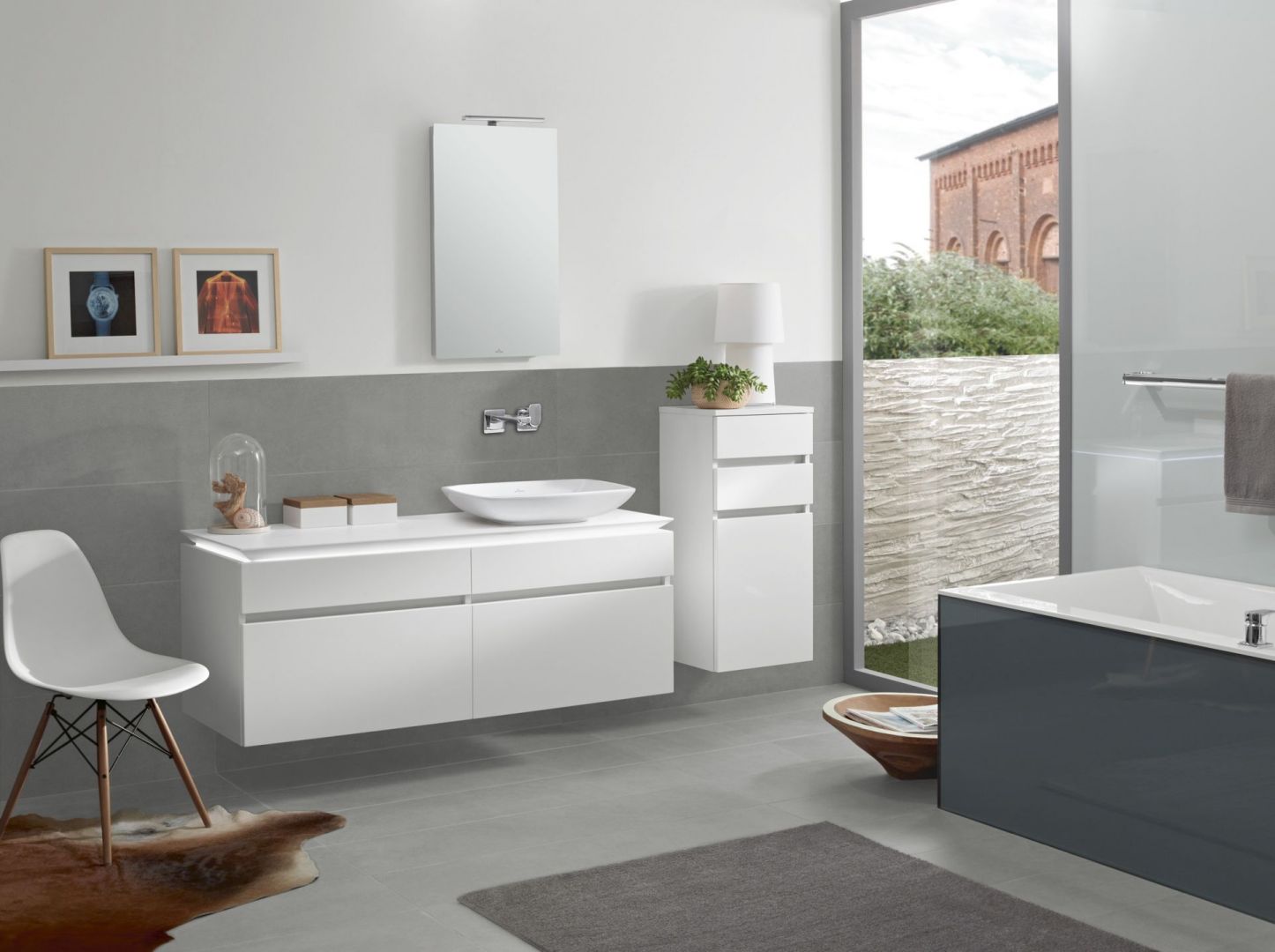 Meble łazienkowe Legato marki Villeroy&Boch charakteryzują się prostym kształtem. Dzięki systemowi podwieszania łazienka zyska na lekkości. Fot. Villeroy&Boch