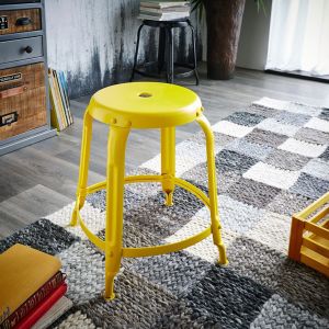 Żółty stołek barowy, wykonany z metalu stanie się ciekawym elementem dekoracyjnym nie tylko kuchni, ale też salonu. Fot. Industrial Optik