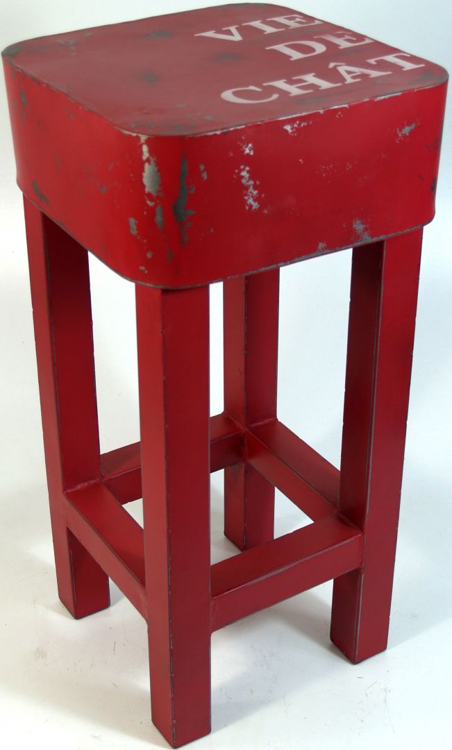 Industrialny stołek Roter Barhocker wykonany z metalu, świetnie sprawdzi się we wnętrzu utrzymanym w klimacie loft. Fot. Guru Shop