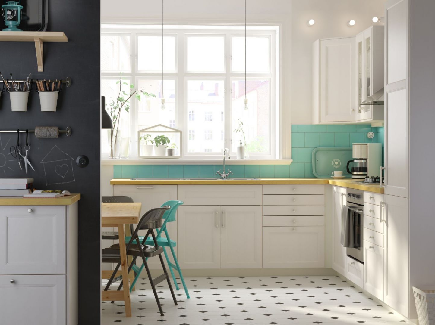 Klasyczne kuchnie z bieli najciekawiej prezentują się w matowej bieli, połączone z naturalnym drewnem lub eleganckim kamieniem. Fot. IKEA