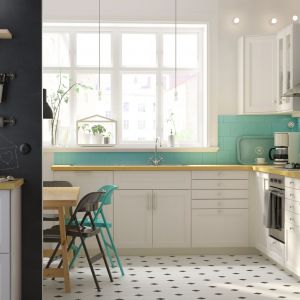Klasyczne kuchnie z bieli najciekawiej prezentują się w matowej bieli, połączone z naturalnym drewnem lub eleganckim kamieniem. Fot. IKEA