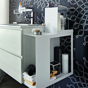Gdy powierzchnia łazienki jest mała, a nasze potrzeby duże w utrzymaniu porządku pomagają meble z licznymi szufladami. Na zdjęciu szafka z kolekcji Trisil. Fot. IKEA  