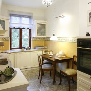 W klasycznych kuchniach pięknie będzie się prezentował stary stół i tapicerowane krzesła. Projekt: Iwona Zasławska Fot. Bartosz Jarosz