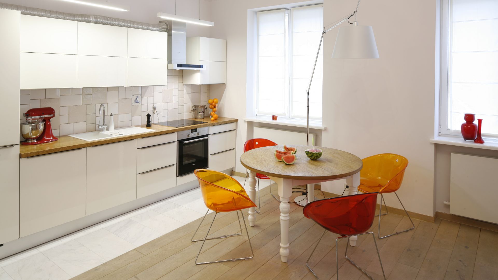 Kolorowe krzesła - energetyczny akcent w jadalni i w kuchni