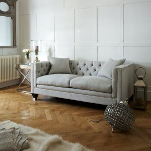 Balfour Sofa ma pikowane wewnętrzne oparcie i wykończona jest malutkimi nitami, które dodają jej niespotykanej elegancji. Fot. Sweetpea and Willow