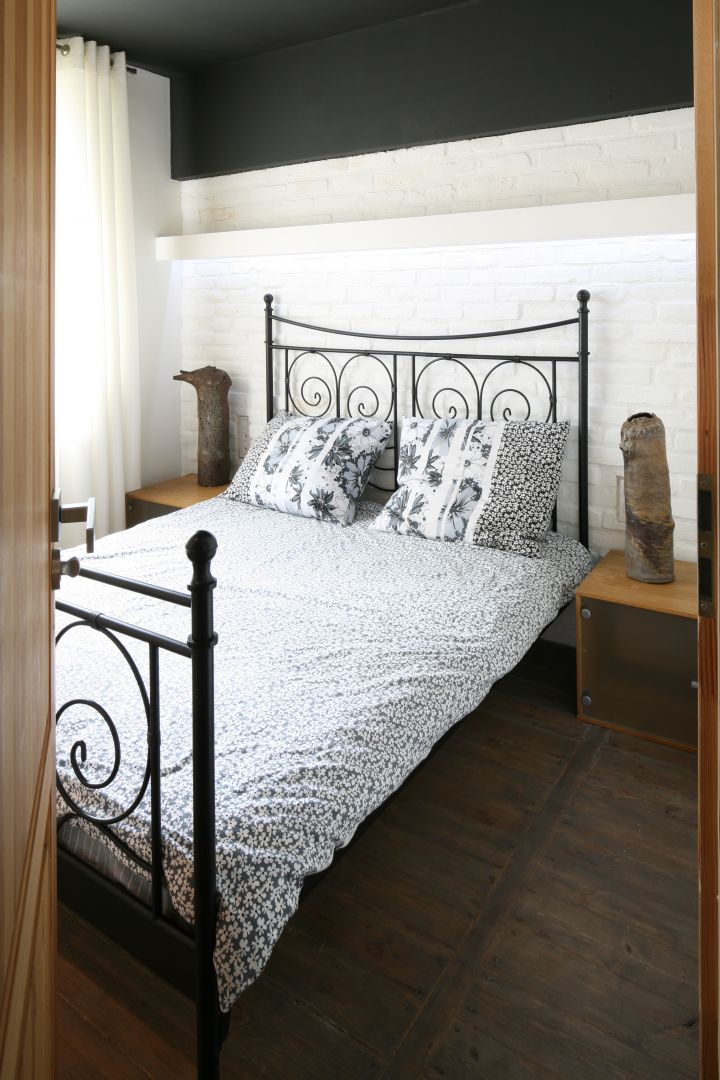 Stalowe łóżko w sypialni stworzy elegancki, ale też nieco romantyczny klimat. Projekt: Dominik Respondek Fot. Bartosz Jarosz