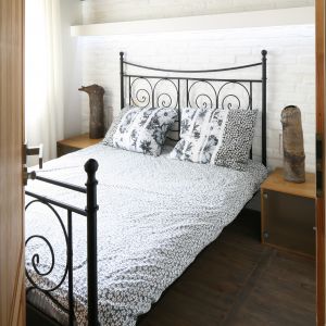 Stalowe łóżko w sypialni stworzy elegancki, ale też nieco romantyczny klimat. Projekt: Dominik Respondek Fot. Bartosz Jarosz