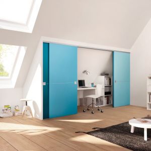 Miejsce pod wnękami możemy zaaranżować także na domowe biuro. Fronty szafy możemy wykorzystać jako element dekoracyjny wnętrza. Fot. Raumplus 