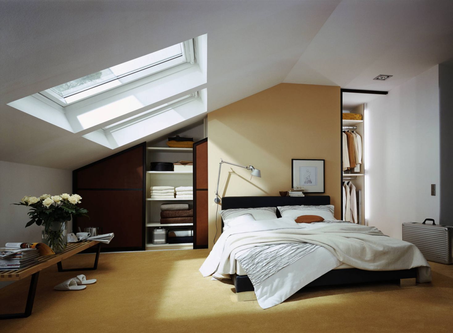 Sypialnia na poddaszu to dzisiaj standard. Jeśli masz pod skosami małe pomieszczenie bez dostępu światła, wykorzystaj je właśnie do zaprojektowania garderoby. Fot. Raumplus 