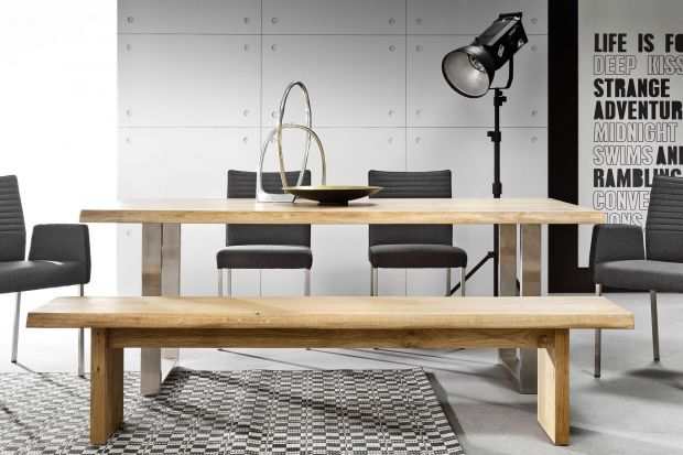 Stół „Mailand” to piękny, masywny mebel w 100% wykonany z drewna dębowego, który zaskakuje nowoczesnym designem.
