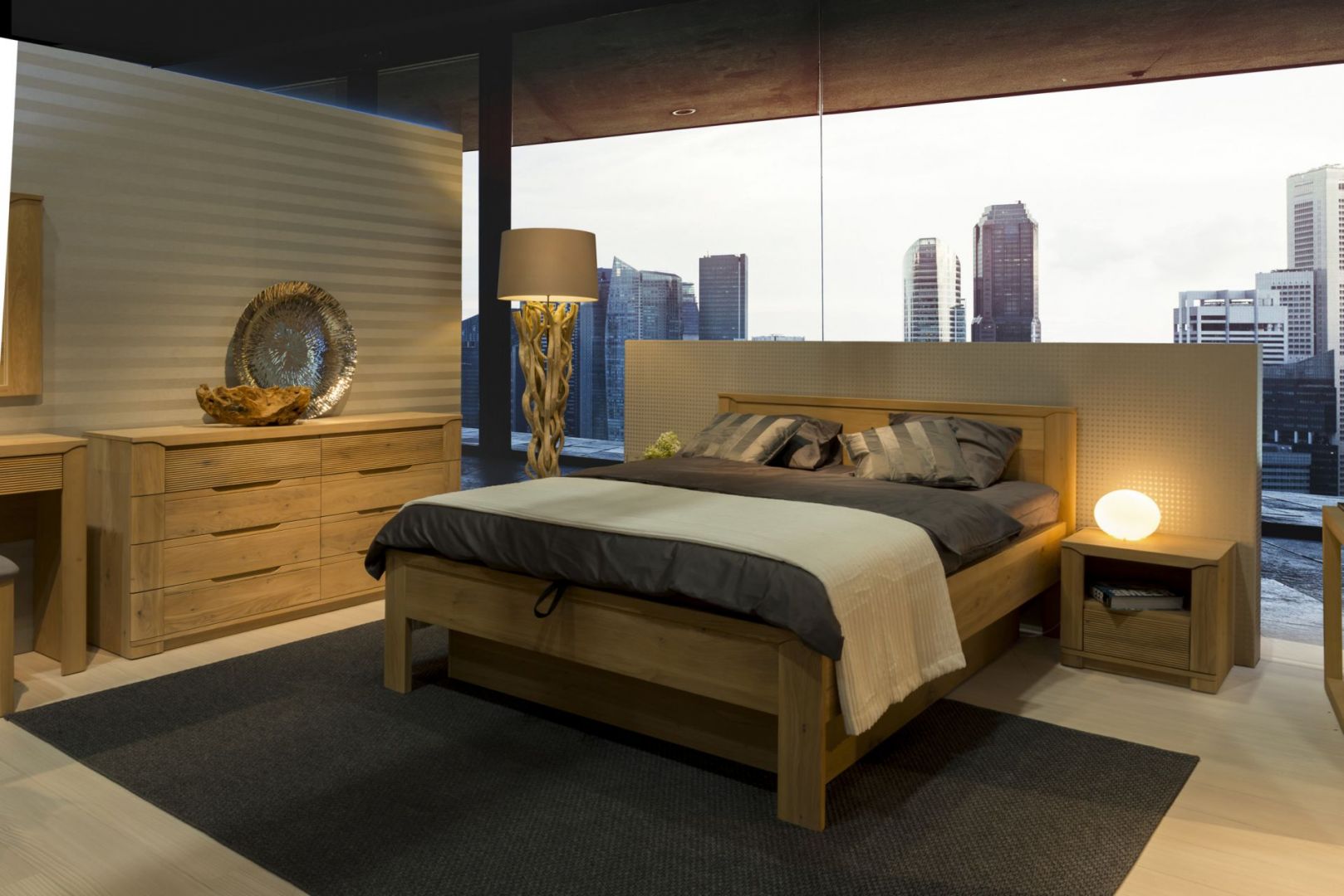 Meble do sypialni Oleo wprowadzają ciepły nastrój, dzięki szczotkowanym powierzchniom, które uwydatniają piękno naturalnego drewna. Fot. Klose