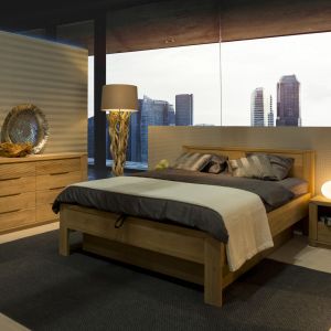Meble do sypialni Oleo wprowadzają ciepły nastrój, dzięki szczotkowanym powierzchniom, które uwydatniają piękno naturalnego drewna. Fot. Klose
